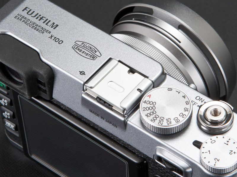 <b>関東カメラサービスのアクセサリーシューカバーはアルミ製だ。ブラックバージョンもある</b>