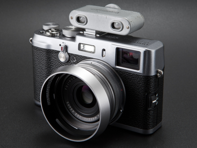 <b>旧フォクトレンダーの距離計を載せてみた。距離計は様々なデザインがあるので、好みのものを選んでみよう</b>