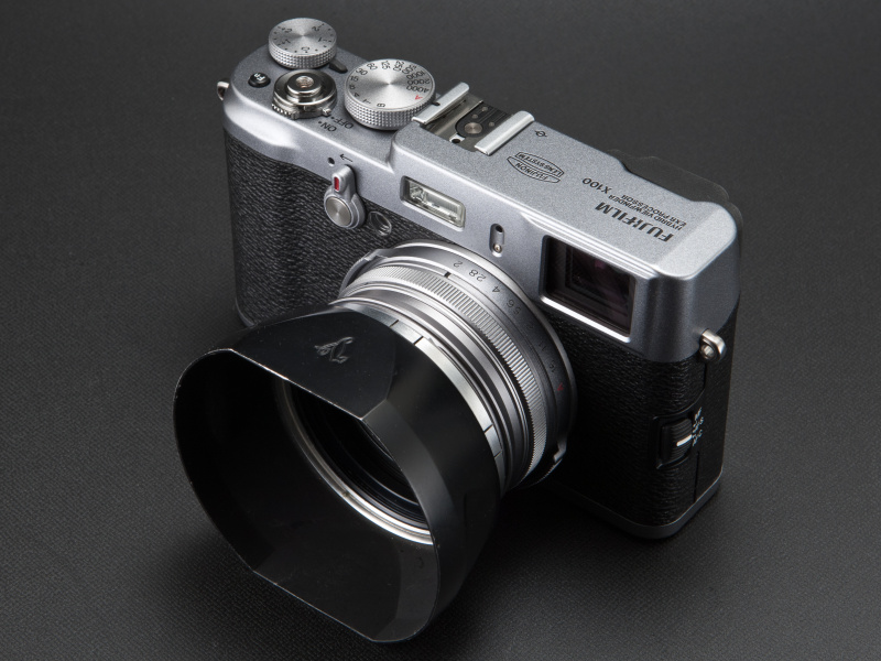 <b>カブセ式フードも装着可能。49-52mmステップアップリングを付け、その上から旧フォクトレンダー製のフードをかぶせている</b>