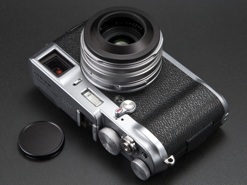 <b>ユーエヌのドームフード49mmブラックを付けてみた。先端にねじ込み式のキャップが付く</b>