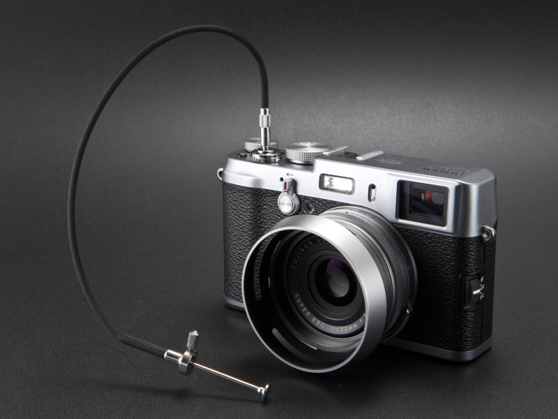 <b>ライカ用のケーブルレリーズを付けてみた。取扱説明書にも載る実用アイテムである</b>
