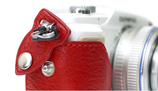 <b>吊り環カバーとケース本体をボタンで固定する</b>