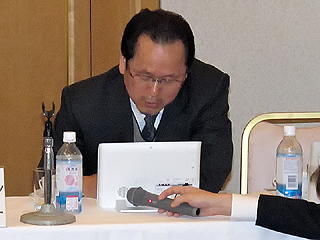 <b>トライウイン副社長の武内清氏（右）が、被災した福島県南相馬市に住む兄とルナを使って会話するデモを行なった</b>