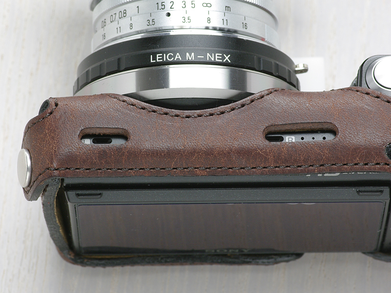 <b>マイクとスピーカーの部分に切り欠きを設けた</b>