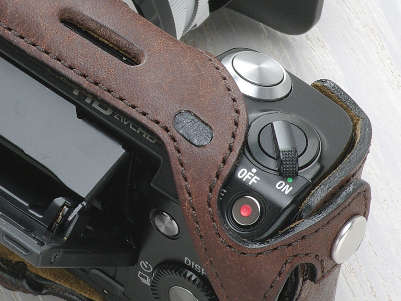 <b>再生ボタンが隠れている部分には、色と質感の異なる革を使用</b>