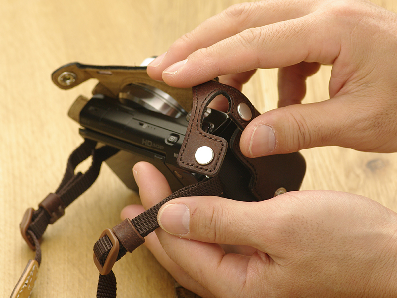 <b>ストラップを装着したまま着脱できる</b>