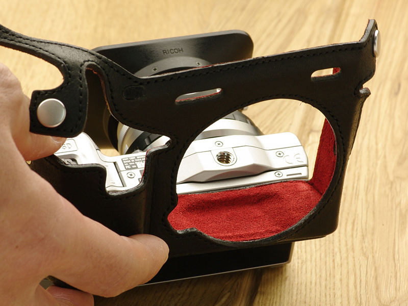 <b>ボトムカバーの内側に凹凸を設けることで、フィット感が向上する</b>