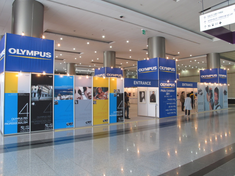 <b>COEX内の別ホールでは写真関連イベントを同時開催。アジア初の写真専門アートフェアという「SEOUL PHOTO 2011」（左）と、オリンパスの「Photo Exhibition」（右）の開催を確認した</b>