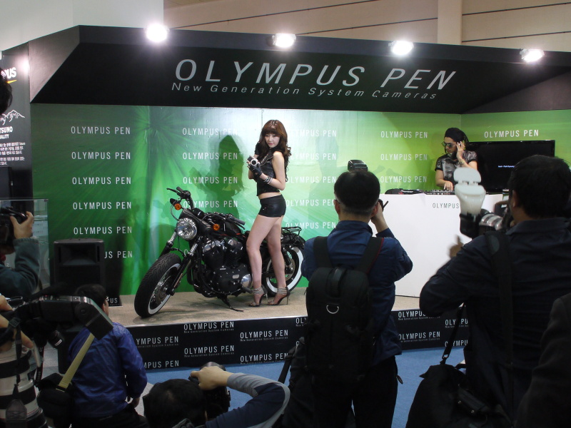 <b>ステージにはモデルのほかにDJもいた</b>