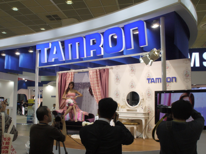 <b>タムロンブース</b>