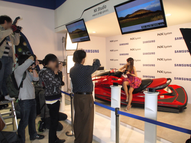 <b>新製品体験コーナーだが、みな自前機材でモデルを撮影していた</b>
