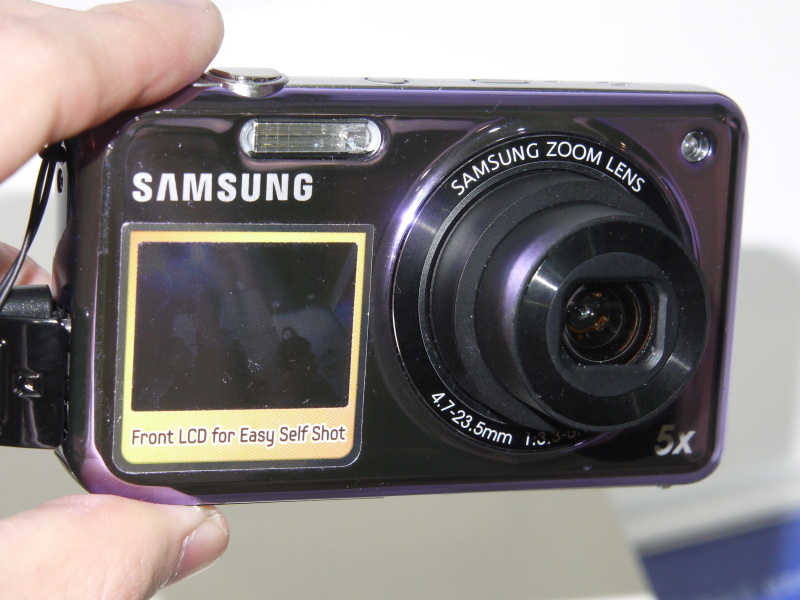 <b>前面に構図確認用モニターを備えたコンパクトデジタルカメラ</b>