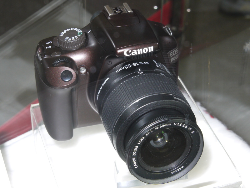 <b>EOS 1100D（EOS Kiss X50）には日本未発売のメタリックブラウンカラーが</b>