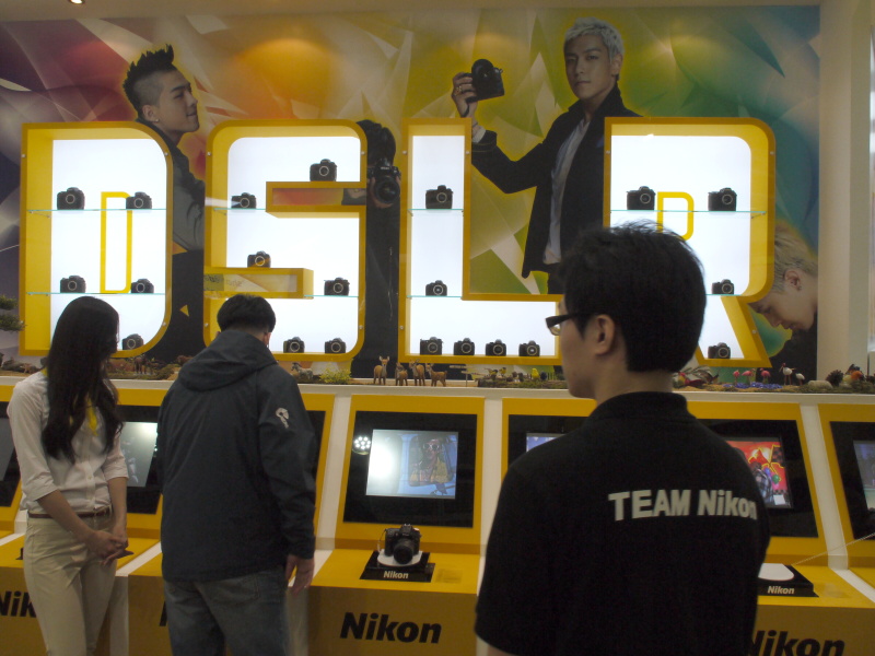 <b>デジタル一眼レフカメラの展示コーナー</b>