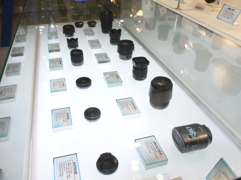 <b>レンズラインナップを一堂に展示</b>