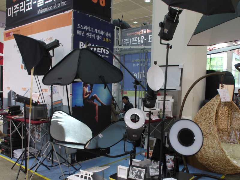 <b>会場では照明機材などスタジオ関連の展示も多く見られた</b>