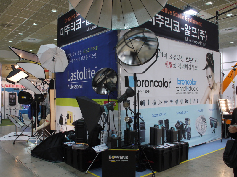 <b>会場では照明機材などスタジオ関連の展示も多く見られた</b>