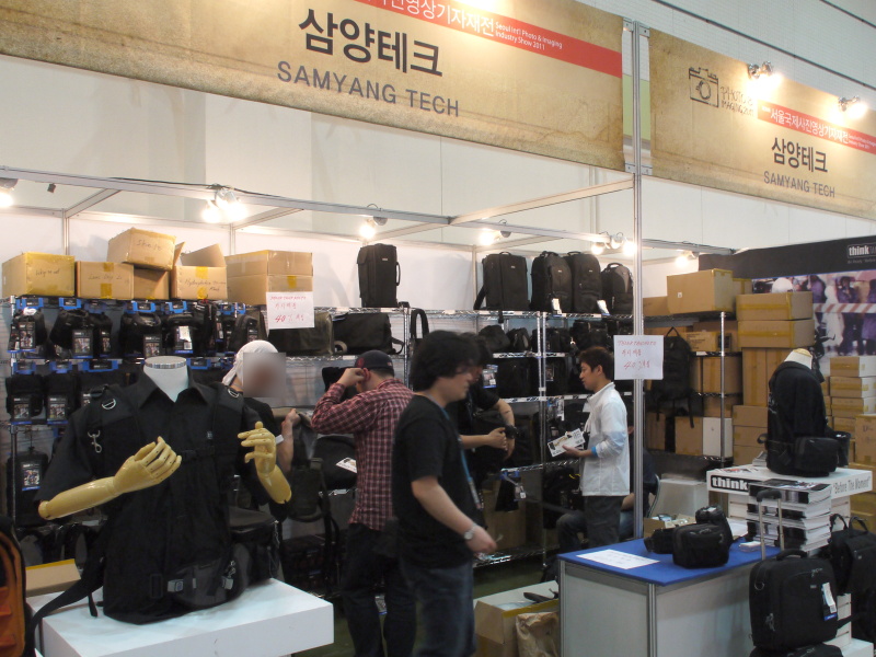 <b>2010年に低価格レンズが日本でも話題となったサムヤンのブース。同社交換レンズのほか、シンクタンクフォト、クランプラーのカメラバッグも置かれていた</b>