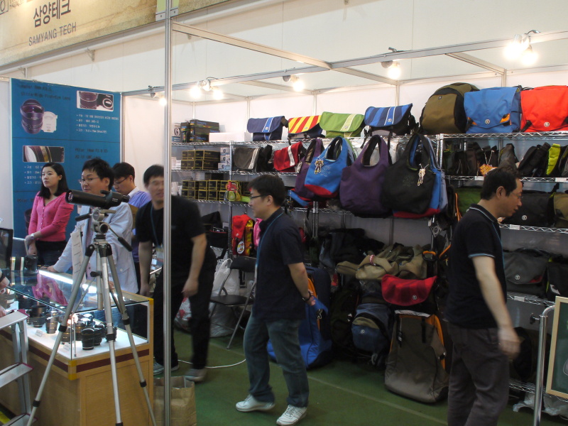 <b>2010年に低価格レンズが日本でも話題となったサムヤンのブース。同社交換レンズのほか、シンクタンクフォト、クランプラーのカメラバッグも置かれていた</b>