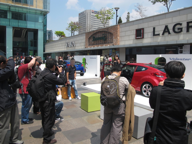 <b>おそらくフォトイベントとは関係のない展示だが、カメラを手に人々が詰めかけていた</b>