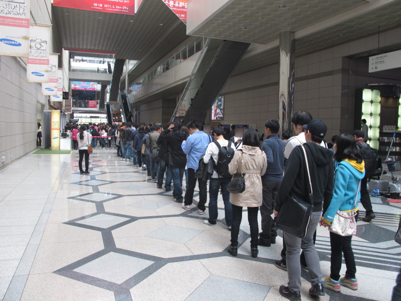 <b>昼時を過ぎても入場者の列は途切れなかった</b>