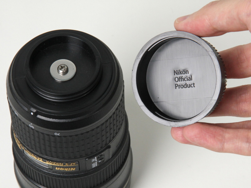 <b>リアキャップ内部には「Nikon Official Product」の刻印。本物のリヤキャップと互換性はない</b>