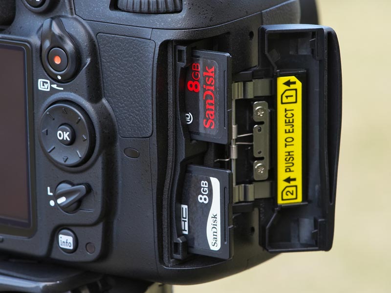 <b>画素数が15メガ超だと、16GBのカードを使用することが多い。でも、いちばん多く持ってるSDHCメモリーカードは8GBなんだよなぁ。ダブルスロットなら「2枚の8GBが、16GBの感覚で使える!」って知り合いに話したら「プロのくせにケチくさい」って言われました（苦笑）</b>