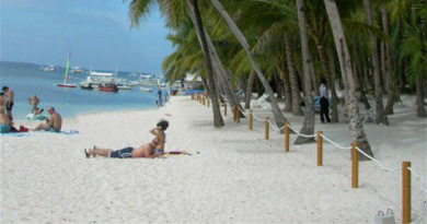 <b>変更後。塗りつぶした部分は変化せず、砂浜の広さが変化した。塗りつぶしていない部分は歪んでいる</b>