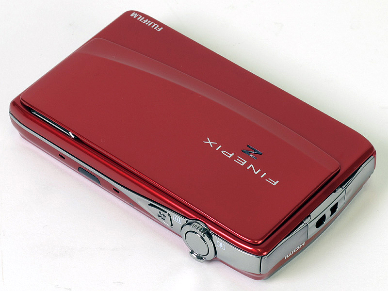 <b>スライドバリアを採用した。上面に動画ボタンを装備。また、ズームレバーは前後に突起があって使いやすい</b>