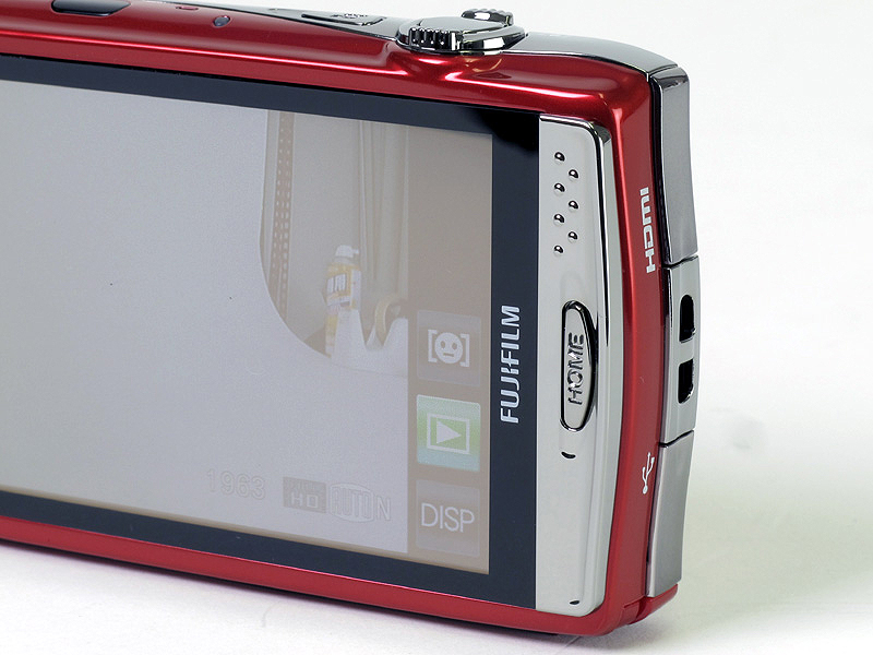 <b>再生時にメニューのホームに戻る「HOME」ボタンを装備。スマートフォンを思わせるインターフェースだ</b>