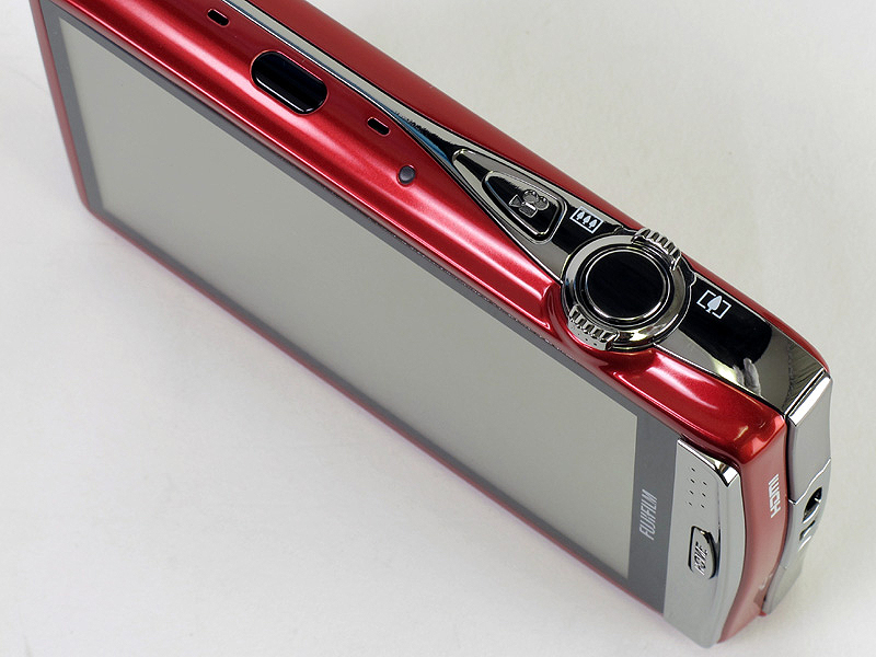 <b>スライドバリアを採用した。上面に動画ボタンを装備。また、ズームレバーは前後に突起があって使いやすい</b>