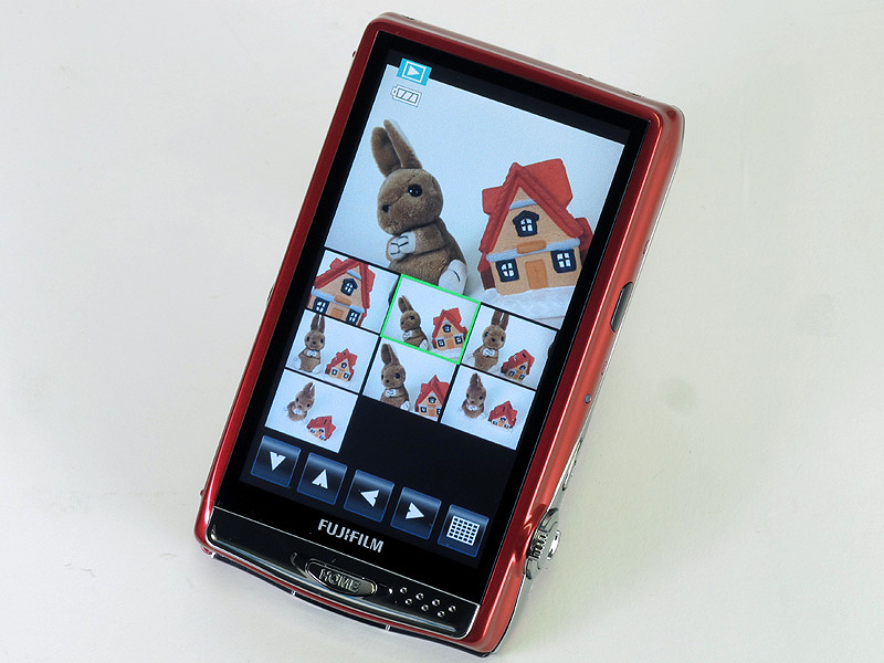 <b>2画面表示では、本体を縦にすると下にサムネイル、上に選択画像が拡大できる</b>