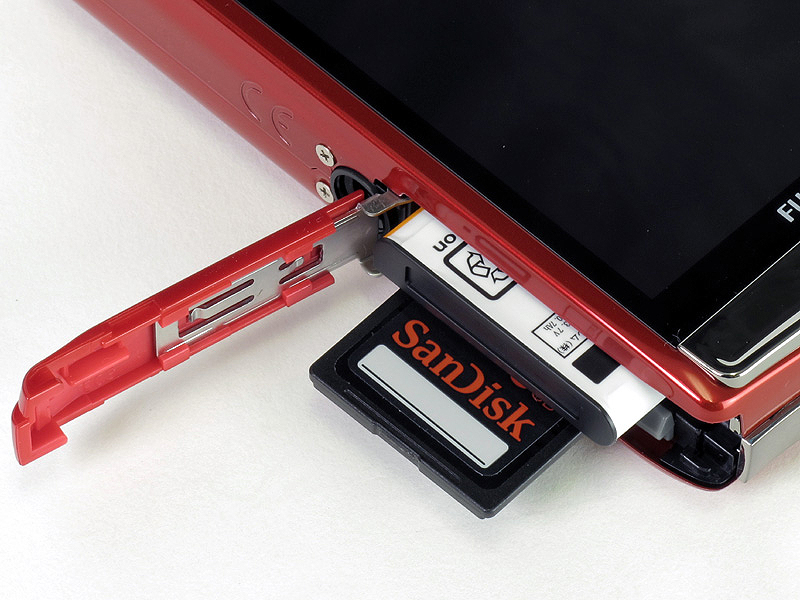 <b>バッテリーおよびメモリーカードスロット</b>