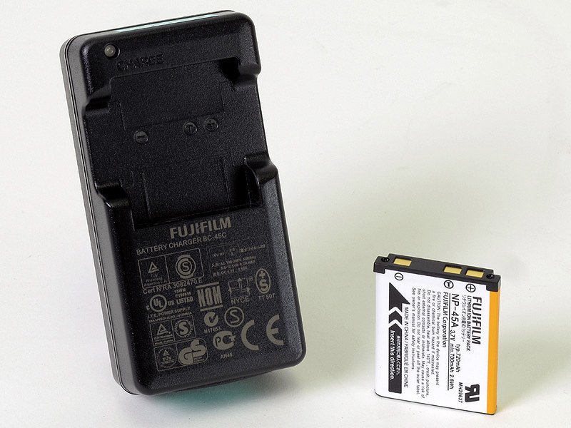 <b>付属の充電器とバッテリー</b>