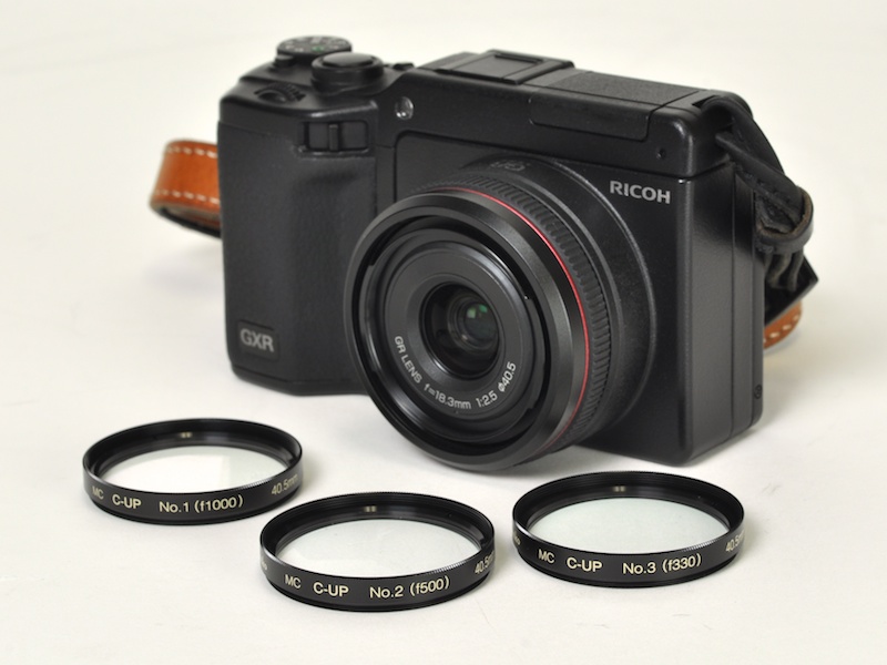<b>GR LENS A12 28mm F2.5を装着したGXRと、40.5mm径のケンコーMCクローズアップレンズNo.1、No.2、No.3</b>