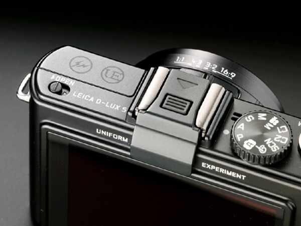 <strong>上部にuniform experimentのロゴをあしらう</strong>