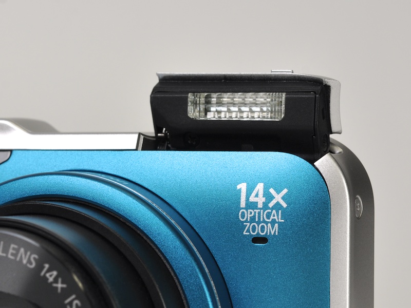 <b>電源に連動して自動昇降するストロボも、前モデルからの特徴だ</b>