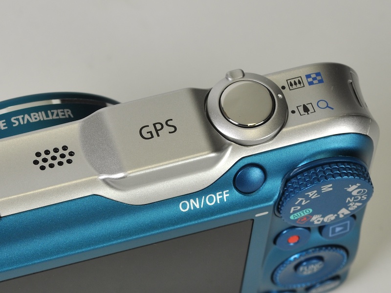 <b>ズームレバーがシャッターボタンと同軸のリング上になった</b>