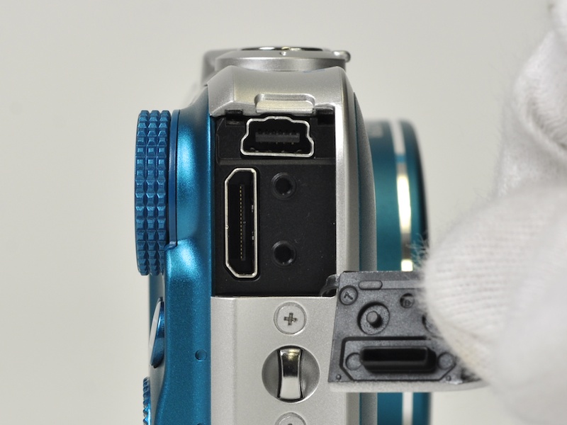 <b>右手側上部にHDMI端子とUSB/AV兼用端子を装備</b>