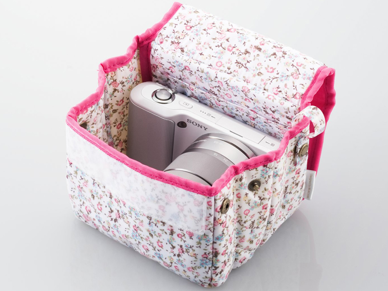 <b>収容例。サイドのホックでマチ幅を調節できる</b>