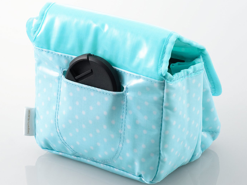 <b>背面のレンズキャップ用ポケット</b>