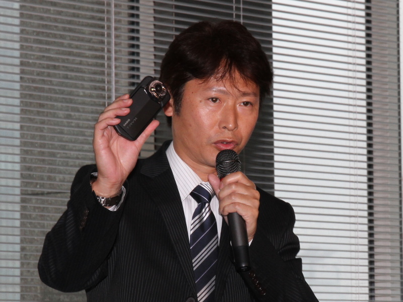 <b>TRYXを手にするカシオQV事業部商品企画部の渋谷敦氏</b>