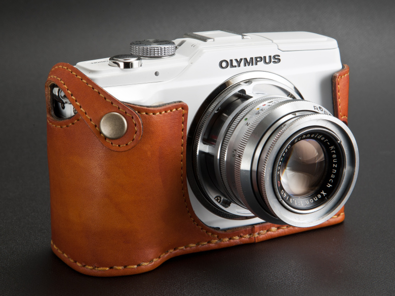 <b>マウントアダプターのスリットからボディマウント面がのぞく。この見え方が新鮮だ</b>