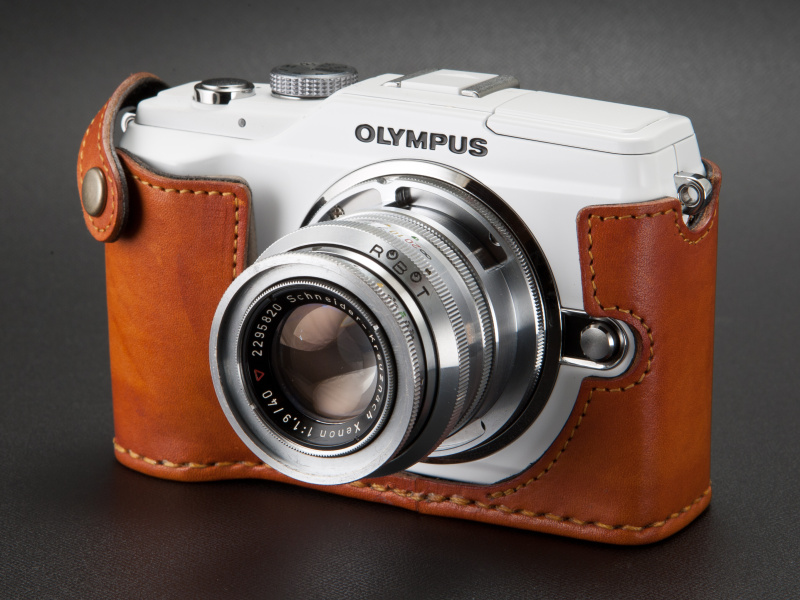 <b>円周を5分割しているが、ボディのロックピンを受け止めるため、スリットは4箇所だ</b>