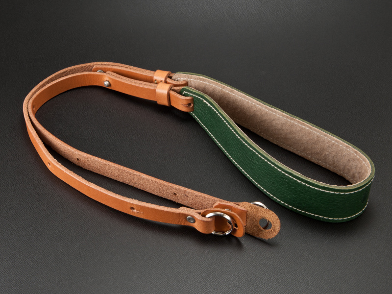 <b>Teha'amanaのCAMERA STRAP/032154は8,000円。二重リング式でE-PL2のアイレットに直接付けられる</b>