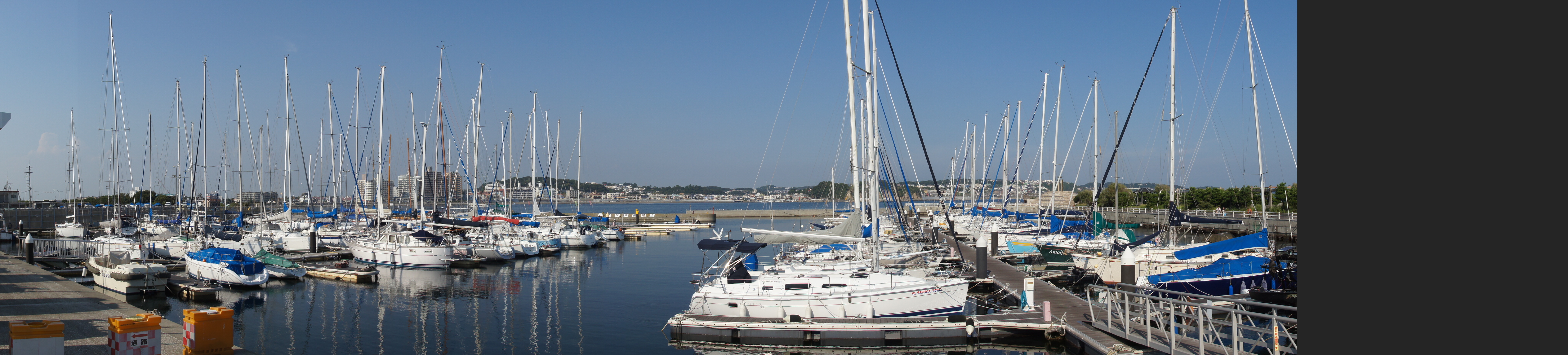 <b>失敗例2：時間内にスイングし終えず時間切れ
        <br>スイングパノラマはある一定時間が経過すると、強制的に撮影が終了してしまう。そのため、あまりゆっくりカメラを振ると時間切れで撮影が強制終了してしまい、撮影できなかった部分はグレーになってしまう。そのままでは見苦しいが、レタッチソフトなどでトリミングしてしまえばOKだ
        <br>α55 / DT 16-80mm F3.5-4.5 ZA / 8,192×1,856 / 1/250秒 / F11 / -0.3EV / ISO100 / スイングパノラマ / WB:オート / 16mm</b>