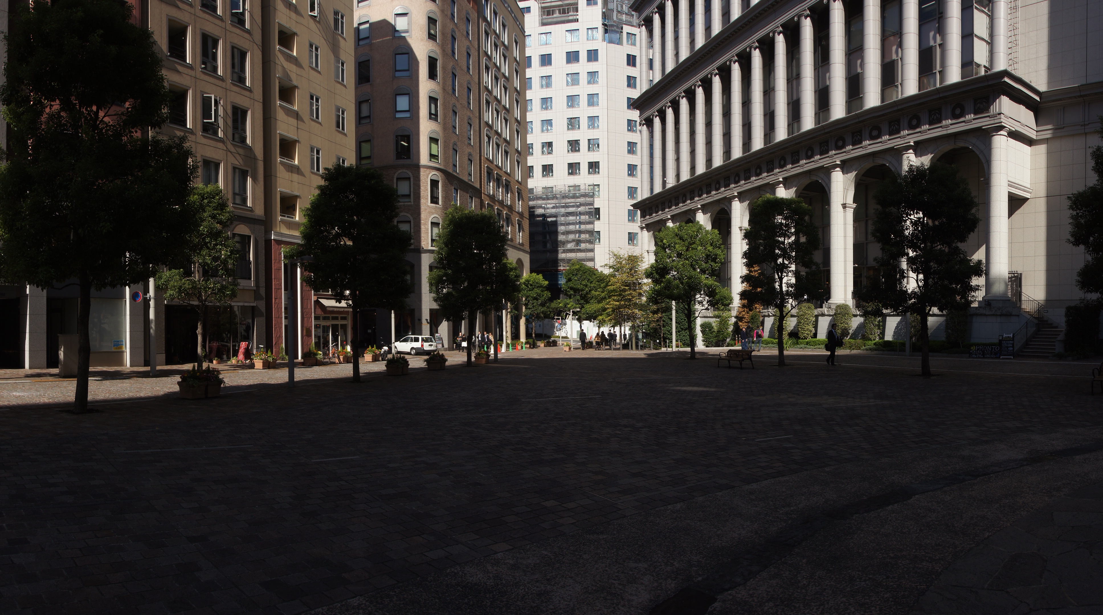 <b>思い切って斜めスイングパノラマというのもおもしろい。といって、高層ビル群をカメラを水平に保って撮影しても、地面が多く撮影されてしまい、肝心のビルの上部が切れてしまい、なんのためにパノラマ撮影したのかわからなくなる
        <br>α55 / DT 16-80mm F3.5-4.5 ZA / 3,872×2,160 / 1/200秒 / F10 / 0EV / ISO100 / スイングパノラマ / WB:オート / 16mm</b>