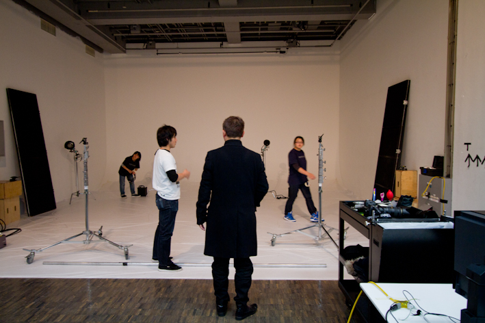 <b>雑誌「週刊現代」の表紙撮影で午後1時にスタジオ入り。スタジオマンやアシスタントへ本日のライティングの指示を出す。今回のライティングのツボは秘密とのことで詳細は内緒（笑）。六本木スタジオにて</b>