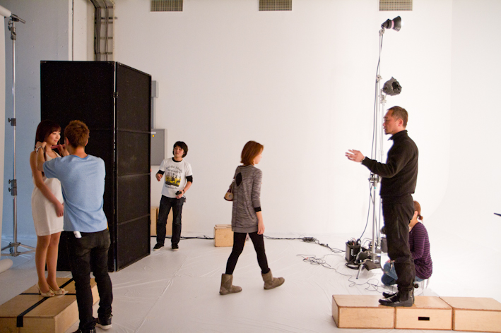 <b>スタジオ入りして1時間半が立った頃にすべてのセッティングが完了し、メイクルームから着替えが終わったタレントさんが登場。マイヤマの指示で撮影ポジションにつく。本日の表紙モデルは、お天気キャスターで活躍中の松本あゆ美さん。余談だがNHK「みんなでニホンGO!」の時から筆者も大ファンなので楽しみにしていた（笑）</b>