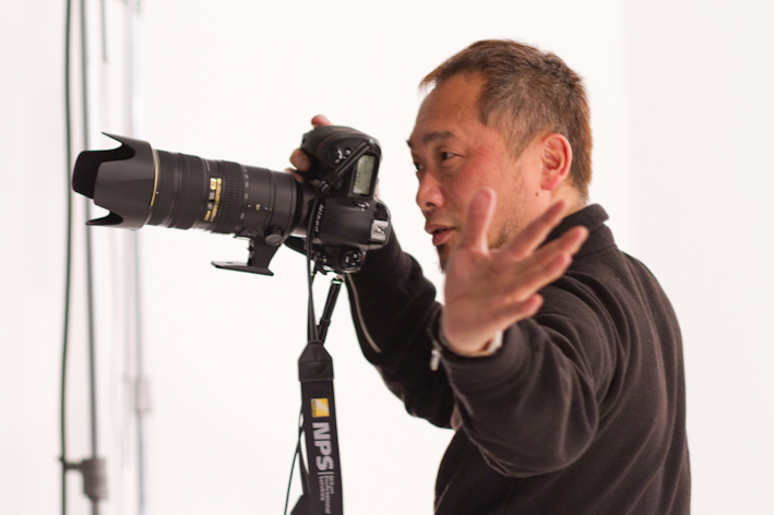 <b>表情やポージングなどの指示を出しながら撮影は着々と進んでいく。使用機材はニコンD3S、レンズは24-70mmと70-200mmの2本。D3Sの軽快なシャッター音がスタジオに心地よく響く中、途中でレンズを替えて200カットほどが、表情やポーズを微妙に変えながらも淡々と撮影されていく。1ポーズの撮影時間はおおよそ7～8分。この後、赤い衣装に着替えての撮影も同様に進んだ</b>